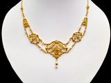 un gros plan d'un collier en or sur un mannequin