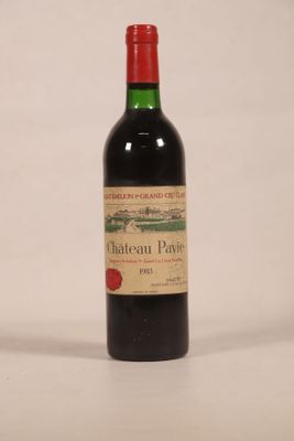 une bouteille de vin posée sur une table