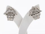 une photo d'une paire de boucles d'oreilles en or blanc et diamants
