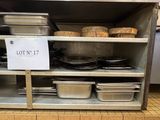 beaucoup de casseroles et de poêles sur l'étagère