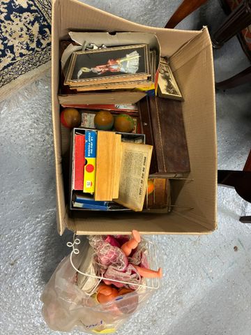 Carton garni de jouer anciens, poupée et divers