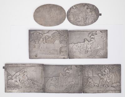 7 différentes plaques en métal ciselé à décor de scènes gala… - Photo 1