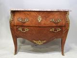 une petite commode avec un plateau en marbre