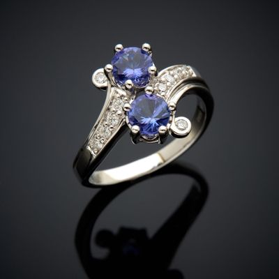 bague en saphir bleu et diamant sur fond noir