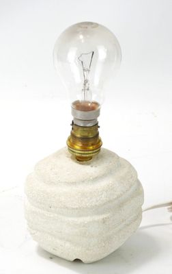 une ampoule posée sur un rocher