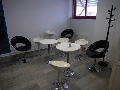 1 Ensemble Comprenant : 2 Tables MI Hautes, 6 Tabourets Laqu…