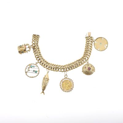 une image représentant un collier en or orné de diverses breloques