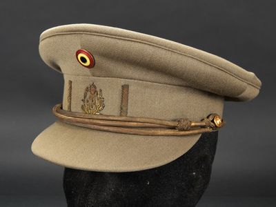 une image représentant un chapeau militaire orné d'un œil rouge