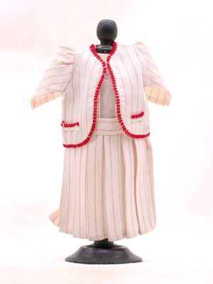 un mannequin représentant une femme vêtue d'une robe et d'une veste