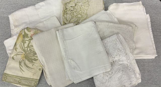 10 nappes, napperon, chemin de table. Vendu en l’état sans vérifi
