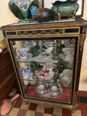 une vitrine sur laquelle sont disposés de nombreux vases