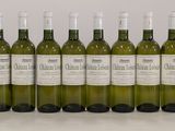 six bouteilles de vin blanc alignées