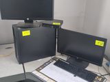 un bureau équipé de deux écrans et d'un clavier