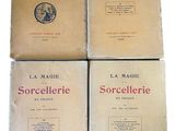 quatre livres sont empilés sur une surface blanche