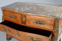 Commode de forme galbée en noyer ouvrant par quatre tiroirs … (photo 5)
