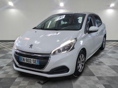 la petite voiture blanche est garée dans une grande pièce