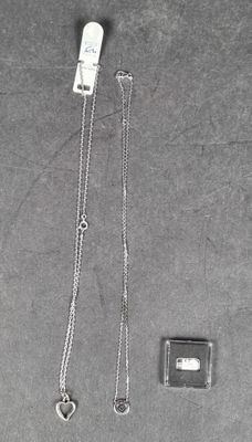 Lot comprenant : 2 colliers "Coeurs" en argent et 1 lingotin…