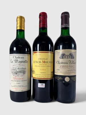 trois bouteilles de vin posées l'une à côté de l'autre sur une table