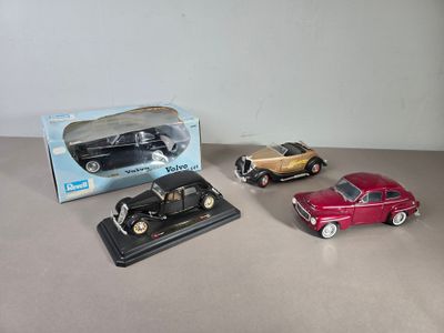 Réunion de 4 voitures modèles réduits
