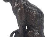 statue d'un chien assis sur un socle, sur fond blanc