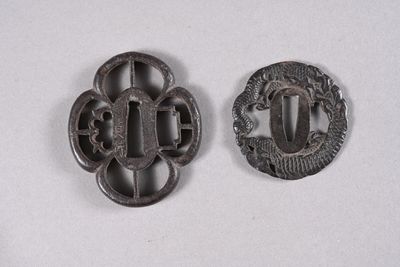 deux boucles anciennes en fer ornées d'un dragon et d'un autre dragon