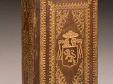un vieux livre orné d'un motif doré et marron