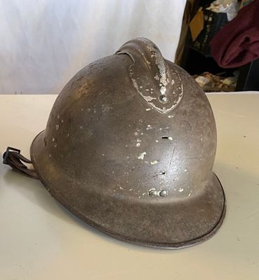 un casque posé sur une table dans une pièce