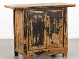 un vieux meuble en bois avec deux portes et un tiroir en dessous