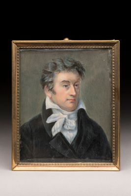 portrait d'un homme vêtu d'un manteau noir et d'un nœud papillon blanc
