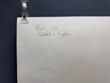 une feuille de papier blanche sur laquelle sont écrits des mots, accrochée au mur