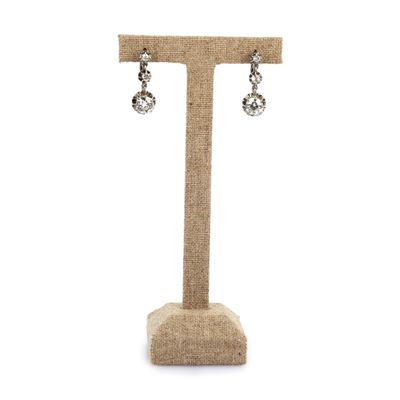gros plan d'une paire de boucles d'oreilles sur un support