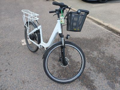 un vélo blanc avec un panier à l'arrière