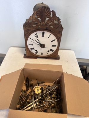 une boîte de vis et une horloge posées sur une table
