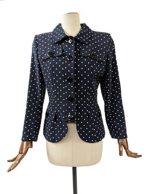 un gros plan sur un mannequin portant une veste à pois