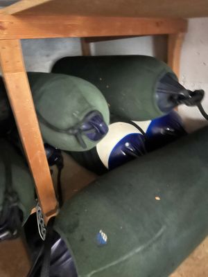 une paire de chaussures et un sac sous une table