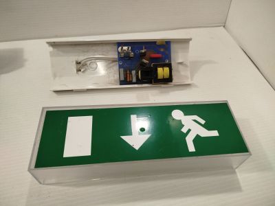un panneau vert avec une flèche blanche pointant vers la gauche