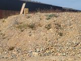un gros tas de terre au bord de la route