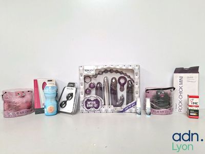 de nombreux objets différents posés sur une table