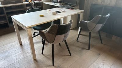 deux chaises et une table dans une pièce