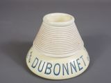 un vase blanc avec une inscription bleue sur fond gris