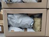 trois cartons empilés les uns sur les autres sur une palette