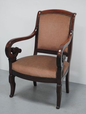 une photo d'une chaise marron dont l'assise est recouverte d'un tissu beige clair