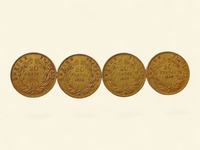 un groupe de trois pièces d'or empilées les unes sur les autres