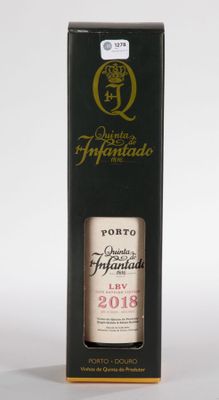 une bouteille de vin dans un coffret noir sur fond blanc