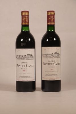 deux bouteilles de vin posées l'une à côté de l'autre sur une table