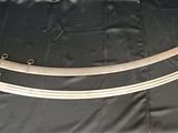 un gros plan sur deux épées posées sur un tissu noir