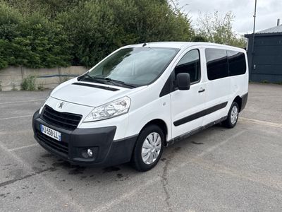 la photo d'une camionnette blanche garée sur un parking