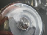 une personne tenant un verre à vin à la main