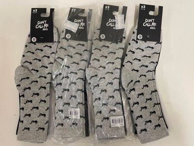 quatre paires de chaussettes ornées de motifs noirs et blancs
