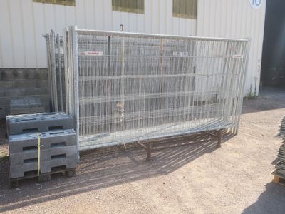 une grande cage métallique posée devant un immeuble